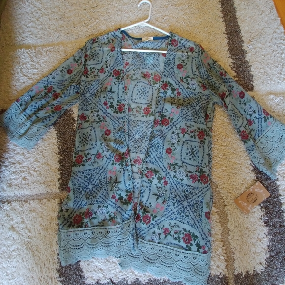 Light blue flowery kimono. - Picture 2 of 4